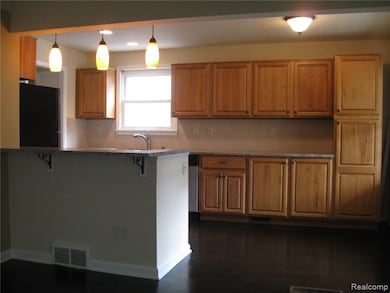 141 Devillen Ave, Royal Oak, MI 48073 - photo 3