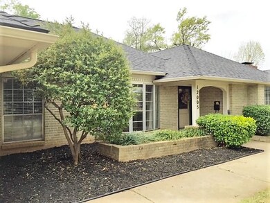 12005 Camelot Ct, Oklahoma City, OK 73120 - photo 2