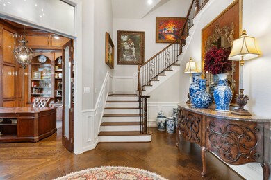 Entry, Formal staircase and entry into Study/Libra