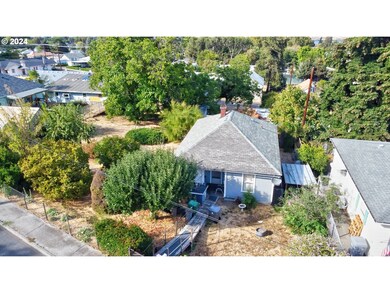 815 E 16th Place, the Dalles, OR 97058 - photo 2