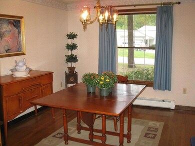 Dining room w/ hardwood floors