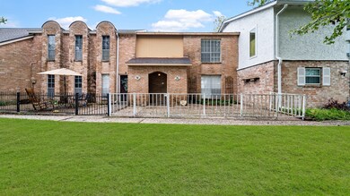 6 E Castle Harbour Dr unit 26, Friendswood, TX 77546 - photo 2