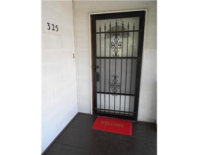 Entry/Foyer. Welcome to 325 Elm Street s new buyer