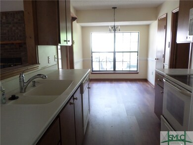 Kitchen to breakfast area