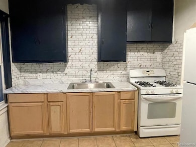 2939 Dearing St, HamtraMcK, MI 48212 - photo 7