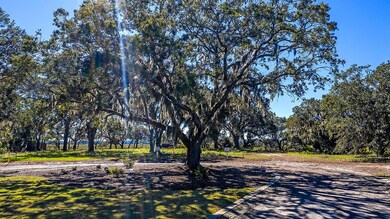 Beautiful Oak Welcomes You Home!