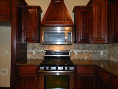 Gas stove with microwave above. Beautiful backspla