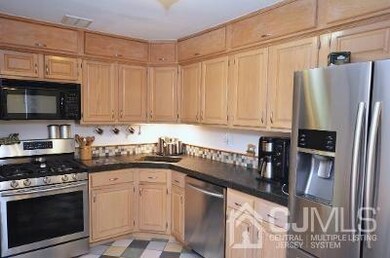 301 Michaels Ct, Woodbridge, NJ 07095 - photo 3