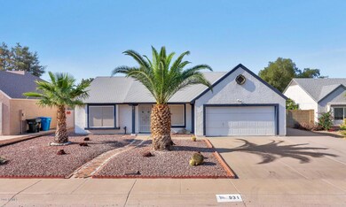 931 E Tonto Ln-large-001-001-Front Exter