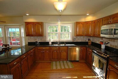 7828 Lakeland Valley Dr, Springfield, VA 22153 - photo 6