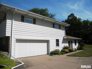 2903 Harmony Dr, Bettendorf, IA 52722 - photo 2