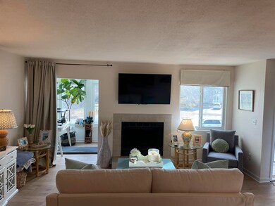Living Room with Fireplacde