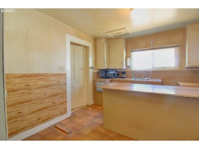 307 W 8th St, the Dalles, OR 97058 - photo 7