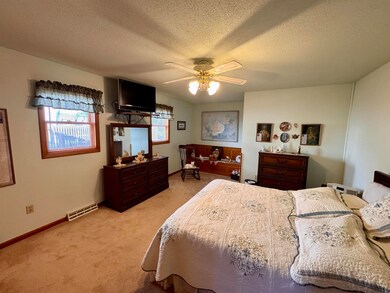 208 4th St SW, Waukon, IA 52172 - photo 6