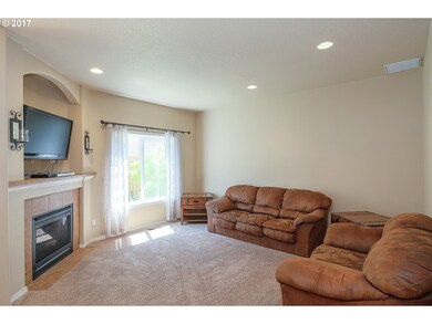 887 NW 2nd Ave, Canby, OR 97013 - photo 4