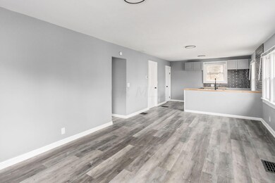 005_0ec_E 2113 Agler Rd-004_1