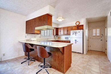 8722 E Cactus Wren Rd-large-008-5-Kitche