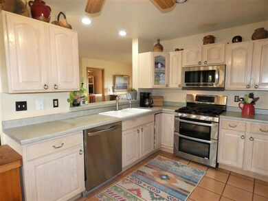 KITCHEN /STAINLESS APPLIANCES