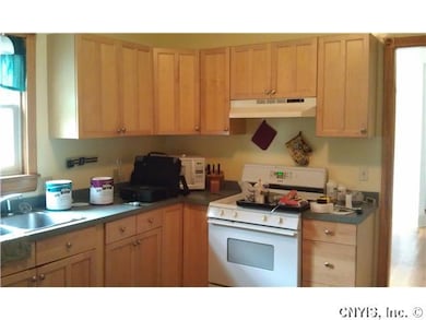 Kitchen Shaker style maple cabinets, electric rang