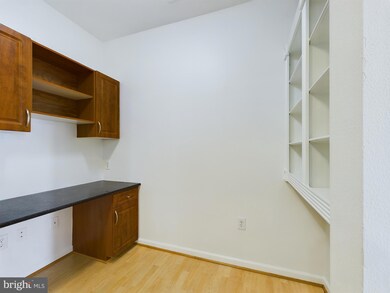 12957 Centre Park Cir unit 202, Herndon, VA 20171 - photo 3