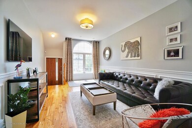 (4) Living Room