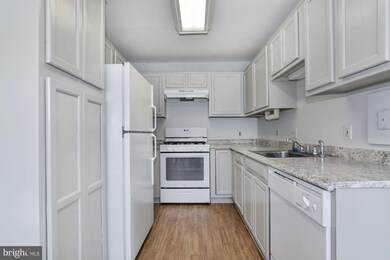 8206 Crossbrook Ct unit 201, Lorton, VA 22079 - photo 3