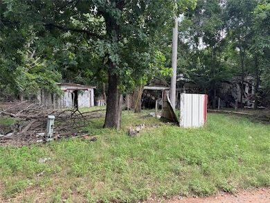 View of yard with an outdoor structure