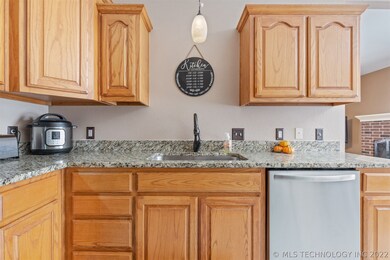 2120 S Russell St, Skiatook, OK 74070 - photo 7