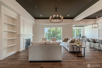 Open layout with trayed ceilings!