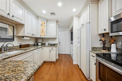 Kitchen-Fridge STAYS!