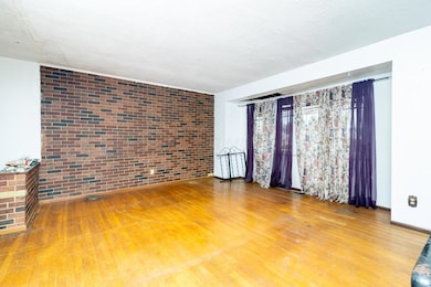 5548 Roche Dr, Columbus, OH 43229 - photo 2