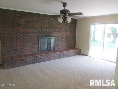 301 Saint Marys Dr, Harrisburg, IL 62946 - photo 4