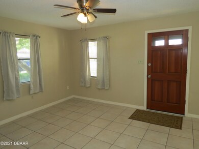 Living room w Front door