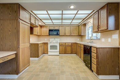 09 - 274 Dixon Court-9.jpg