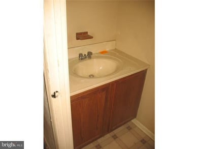 513 Carousel Cir, Norristown, PA 19403 - photo 4