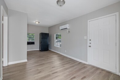 150 Hohldale St unit c, Houston, TX 77022 - photo 3