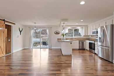 Kitchen w/ breakfast bar