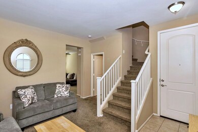 1807 N 77th Dr-large-003-18-Living Room-