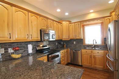Modern kitchen w/ granite counters, stainless appl