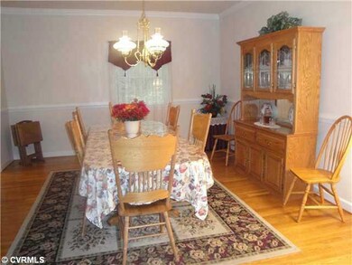 Dining Room - Formal Dining Room - Easy access to 