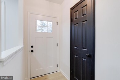 3612 Silver Spruce Cir, Burtonsville, MD 20866 - photo 2