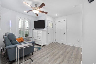 Living area with visible vents, baseboards, recess