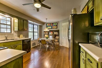 Charming eat-in kitchen with see-through built-in 