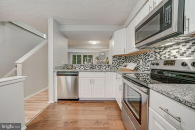 8487 Lazy Creek Ct, Springfield, VA 22153 - photo 7