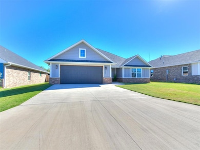 Craftsman house featuring a garage and a front yar