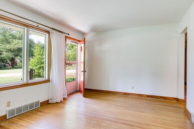 9201 Hudson Ln, Louisville, KY 40291 - photo 3