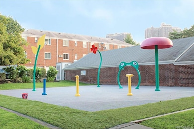 263-18 73rd Ave unit 2nd Floor, Glen Oaks, NY 11005 - photo 4