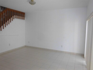 LIVING ROOM WITH GARDEN - PATIO VIEW