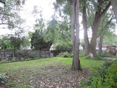 111 Siesta Rd, Carpentersville, IL 60110 - photo 5