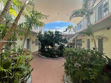 8040 Tatum Waterway Dr unit 3, Miami Beach, FL 33141 - photo 4